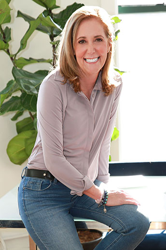 Ellen Sitting on Table 2023 Mobile